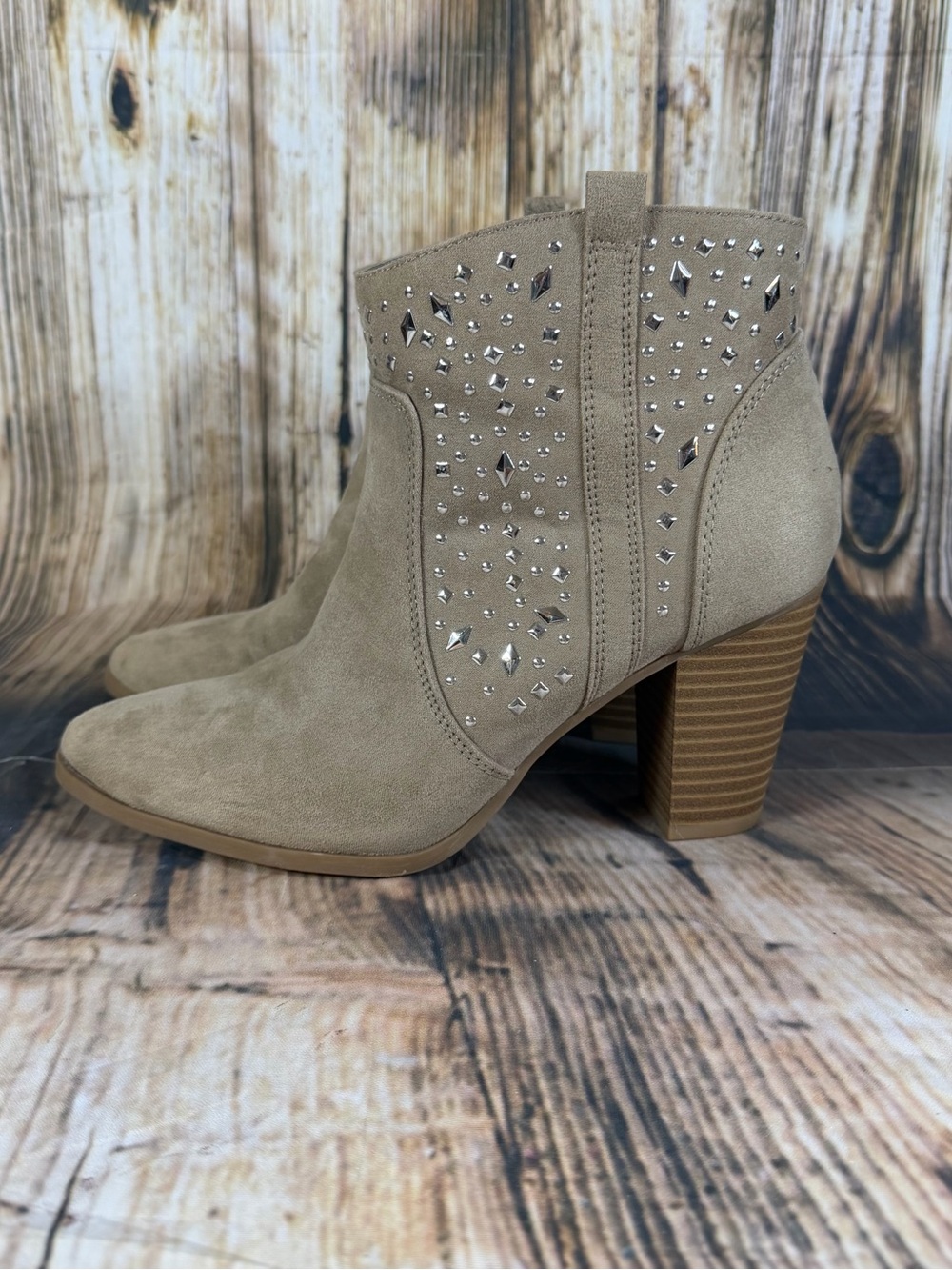 Jennifer Lopez Myra Taupe Studded Stacked Heel Booties Women’s 7.5 Western Edgy